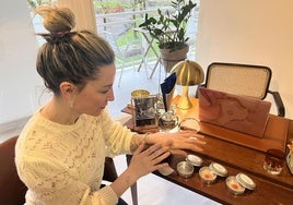 Amaia Muñoz muestra las prótesis mamarias hiperrealistas que fabrica: «Te cambian la vida».