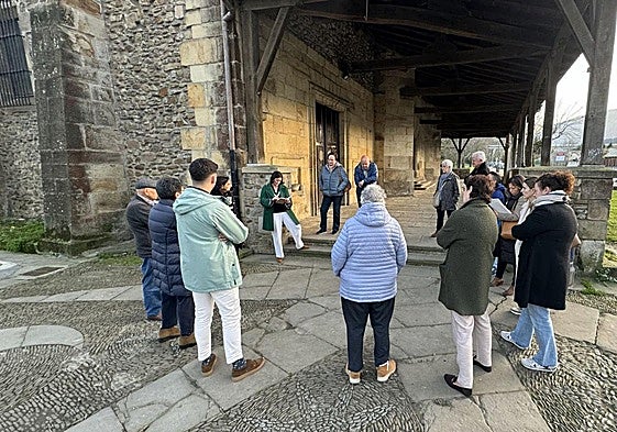 La alcaldesa, Mireia Elkoroiribe, con cuaderno y bolígrafo en mano, recoge de primera mano las peticiones de un grupo de vecinos.