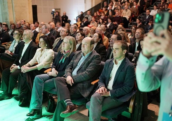 Andoni Ortuzar, entre Ana Otadui e Iñigo Ansola, durante un homenaje a Iñigo Urkullu celebrado en Durango hace diez días.