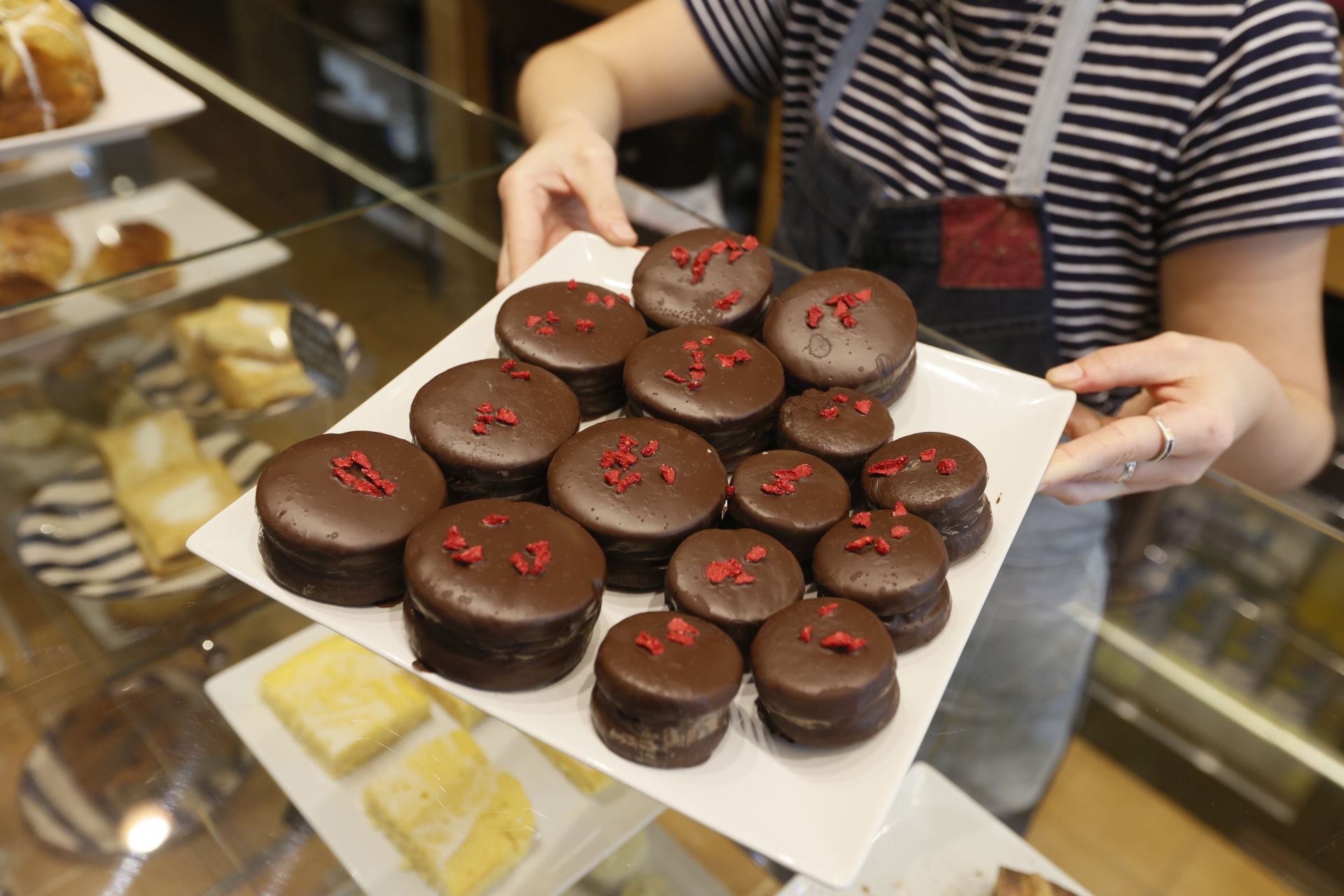 De Argentina al centro de Bilbao: una madre y su hija abren una pastelería artesanal con lo mejor de ambos mundos