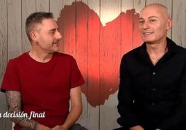 David, izquierda, y Roberto, derecha, en su decisión final en 'First Dates'.