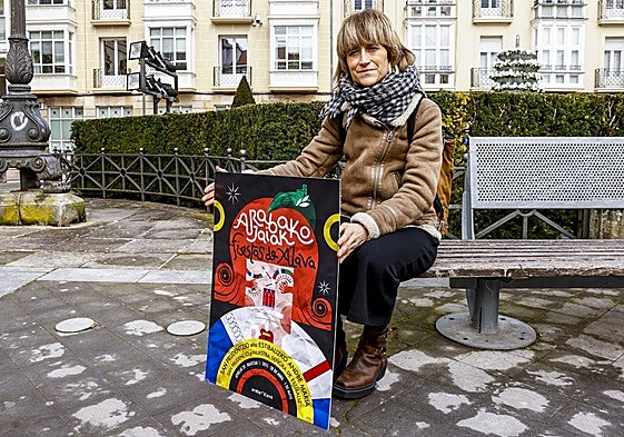 Naiara Errasti, diseñadora gráfica e ilustradora, posa con el cartel ganador