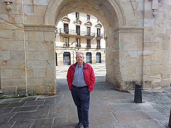 El vecino, José Mari Arrillaga, en el caso histórico de Durango, en la plaza Santa Ana.