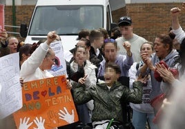 El chico agredido, en silla de ruedas, celebra el gran apoyo recibido por parte de padres y otros alumnos en la concentración de hoy.