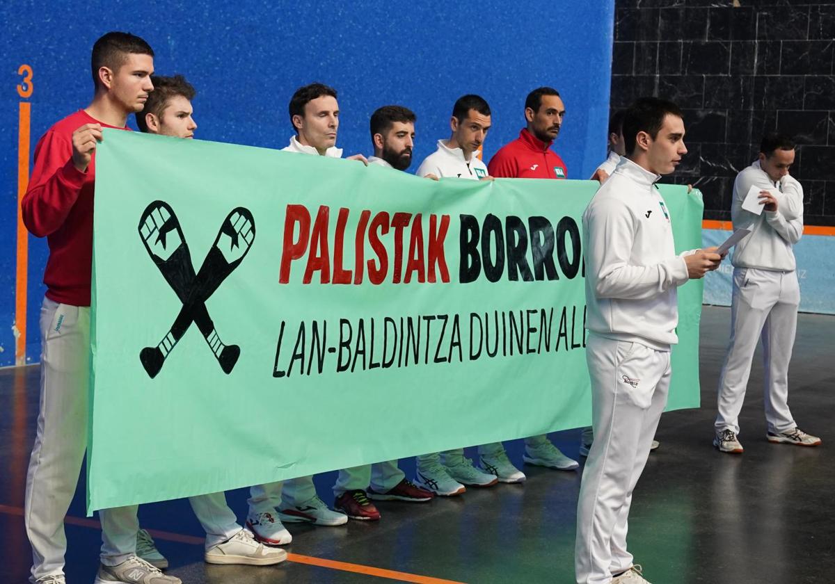 El colectivo de palistas en huelga se concentra en el frontón de Armintza