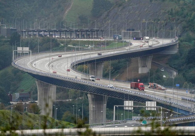 El viaducto de la Supersur que sobrevuela la A-8 tiene 795 metros de longitud y fue construido de una sola pieza.
