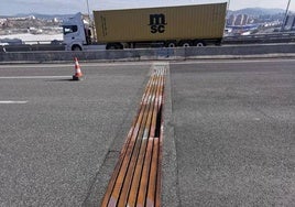 La junta de dilatación del viaducto acusa el desgaste de los años.