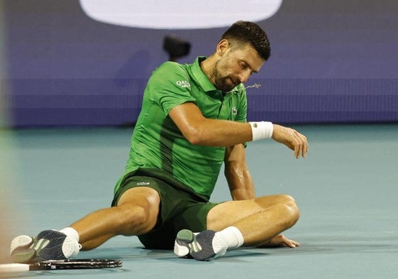 Jakub Mensik se dispone a sacar en la final ante Novak Djokovic.