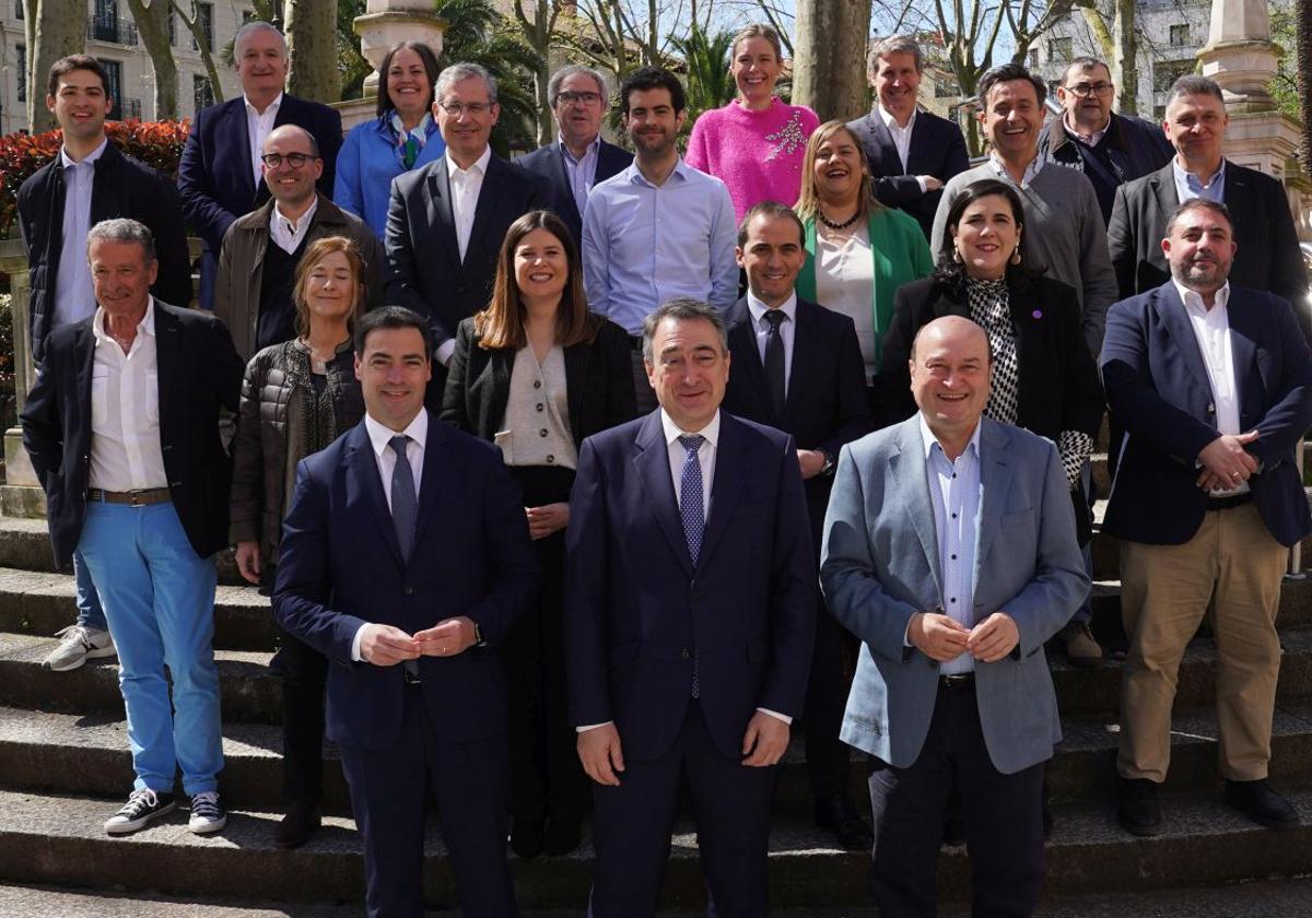 El PNV escenifica el relevo de Ortuzar por Esteban con una foto de familia y una comida