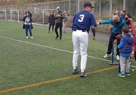 Encuentro de béisbol en Fadura, dentro del programa municipal de deporte escolar 'Multikirolak' de Getxo.