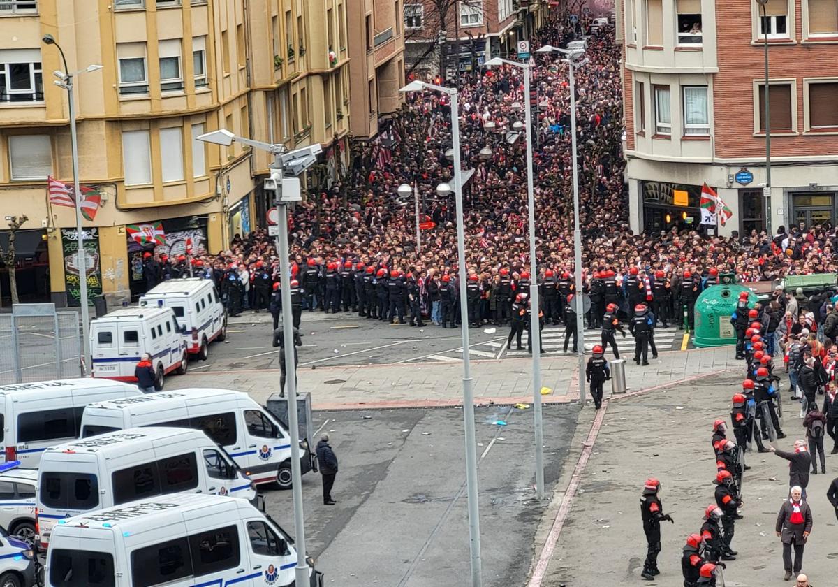 Estos son los argumentos por los que la UEFA sanciona con 30.000 euros al Athletic tras el partido ante la Roma