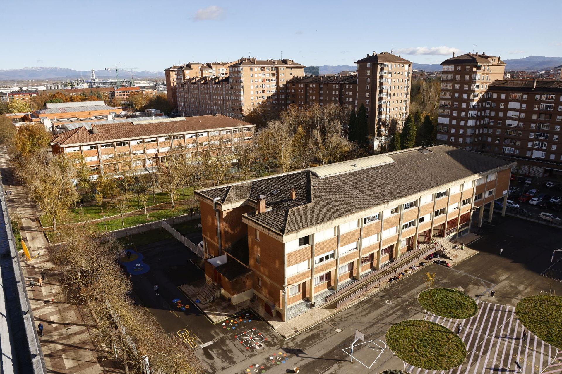 Vista de los colegios Umandi y Padre Orbiso
