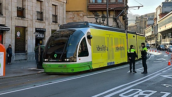 Herido grave un hombre tras ser arrollado por el tranvía junto al Mercado de la Ribera en Bilbao