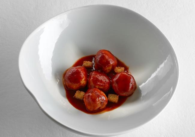 Albóndigas de bacalao con salsa bizkaina, plato del Bistró Guggenheim , Bilbao