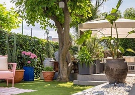 Así es la nueva casa en Neguri de la interiorista Begoña Susaeta: una bañera junto a la cama, un jardín con sofás...