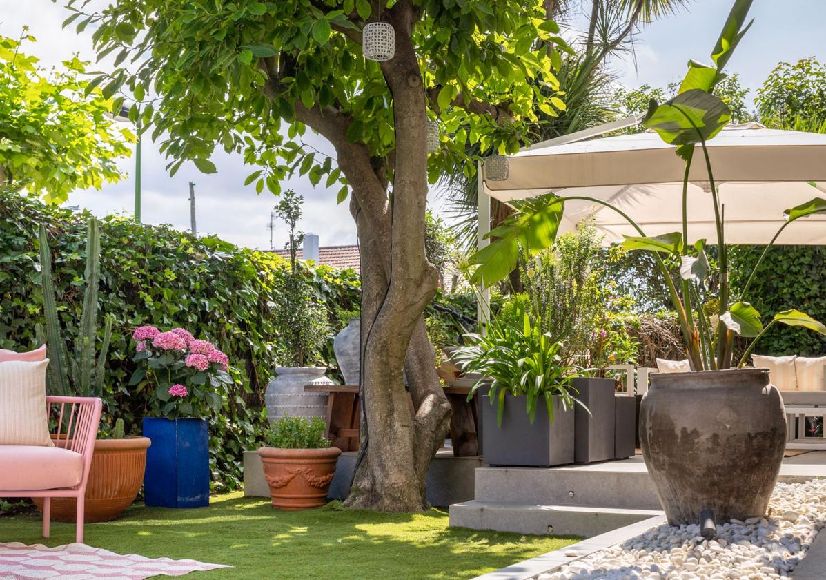 Así es la nueva casa en Neguri de la interiorista Begoña Susaeta: una bañera junto a la cama, un jardín con sofás...