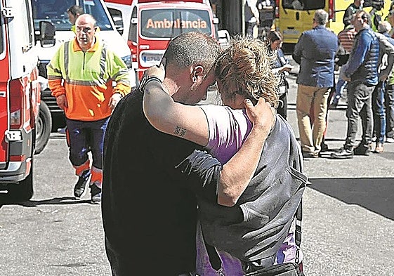 Familiares de los fallecidos se abrazan a la entrada de la mina siniestrada.