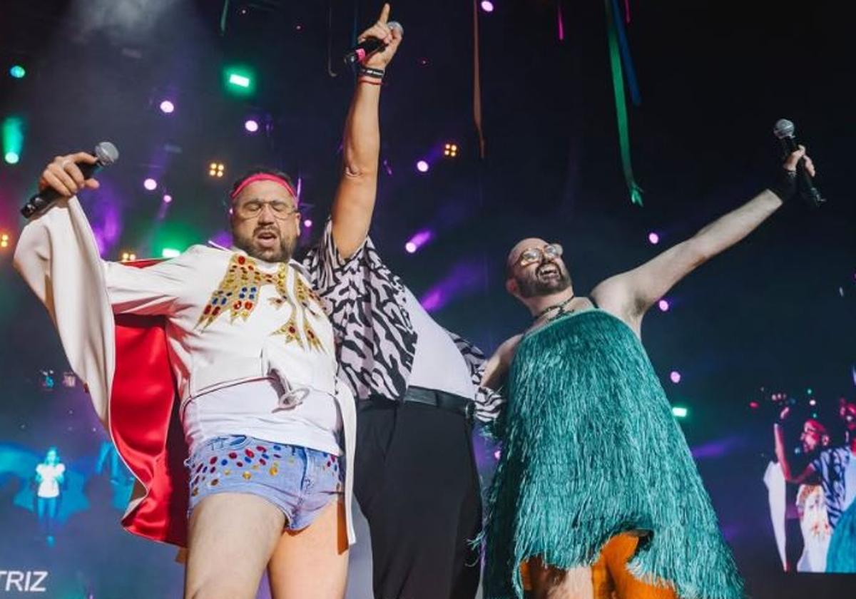 El humor irreverente de Ojete Calor: muestra un mensaje de «sois ETA» en su concierto en el BEC