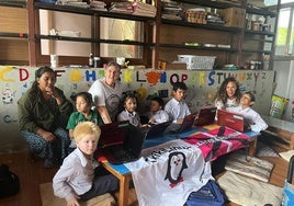 Voluntarias y trabajadoras asisten a niños con problemas visuales en el centro de Katmandú.
