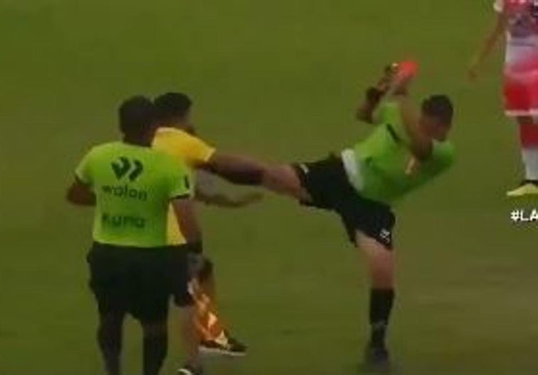 Un árbitro se defiende con una espectacular patada a un intento de agresión