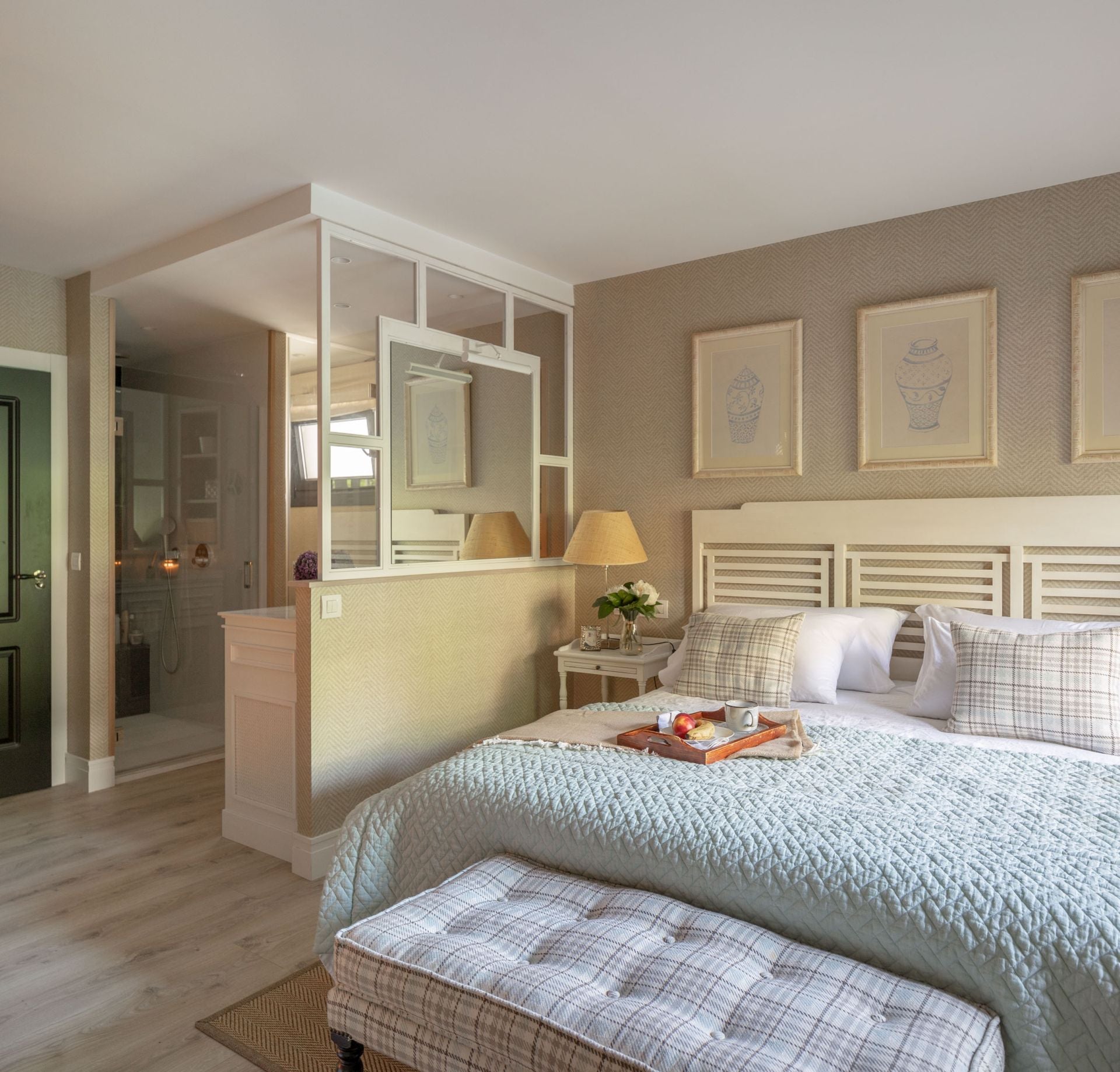 Así es la nueva casa en Neguri de la interiorista Begoña Susaeta: una bañera junto a la cama, un jardín con sofás...