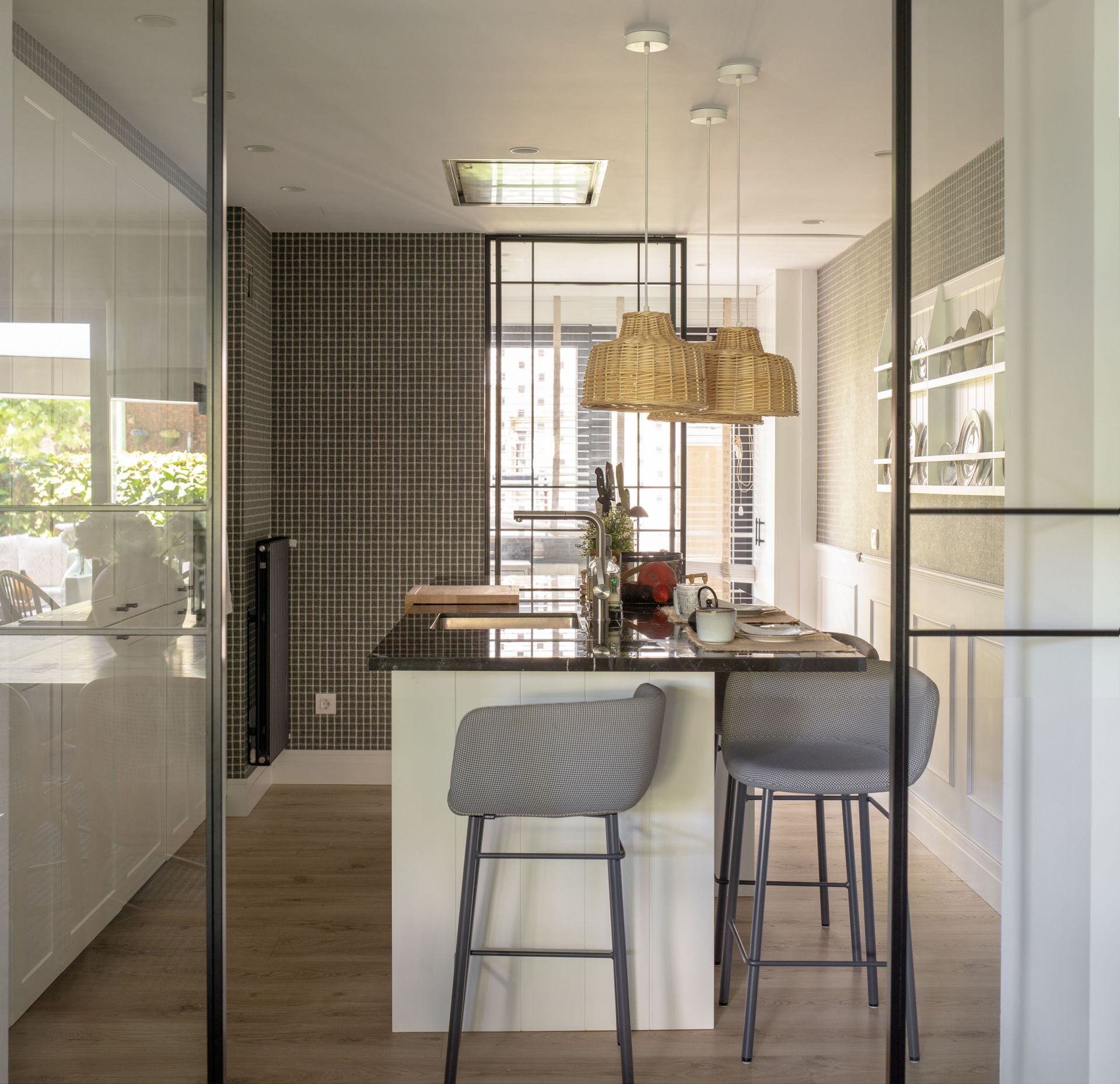 Así es la nueva casa en Neguri de la interiorista Begoña Susaeta: una bañera junto a la cama, un jardín con sofás...