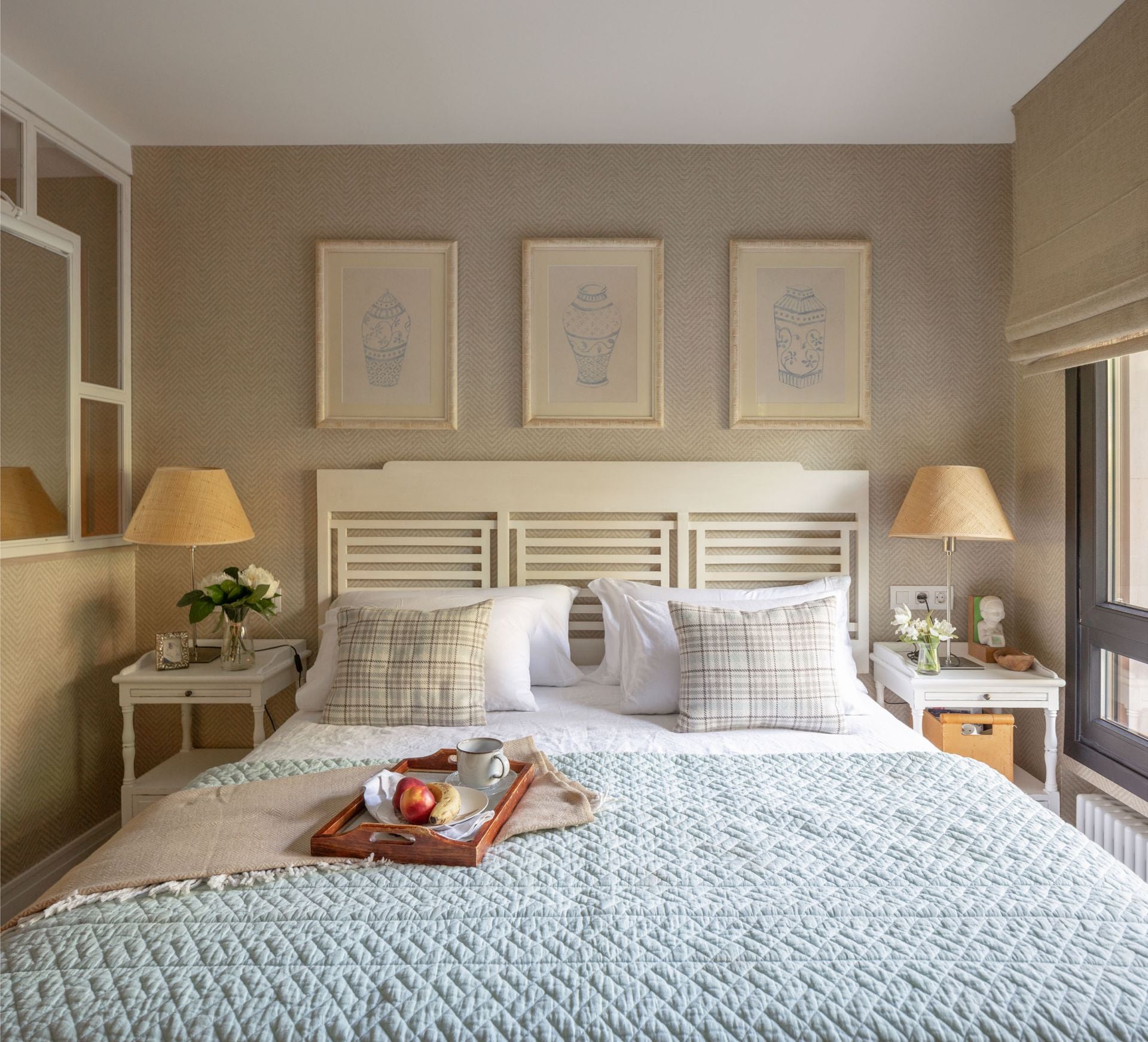 Así es la nueva casa en Neguri de la interiorista Begoña Susaeta: una bañera junto a la cama, un jardín con sofás...