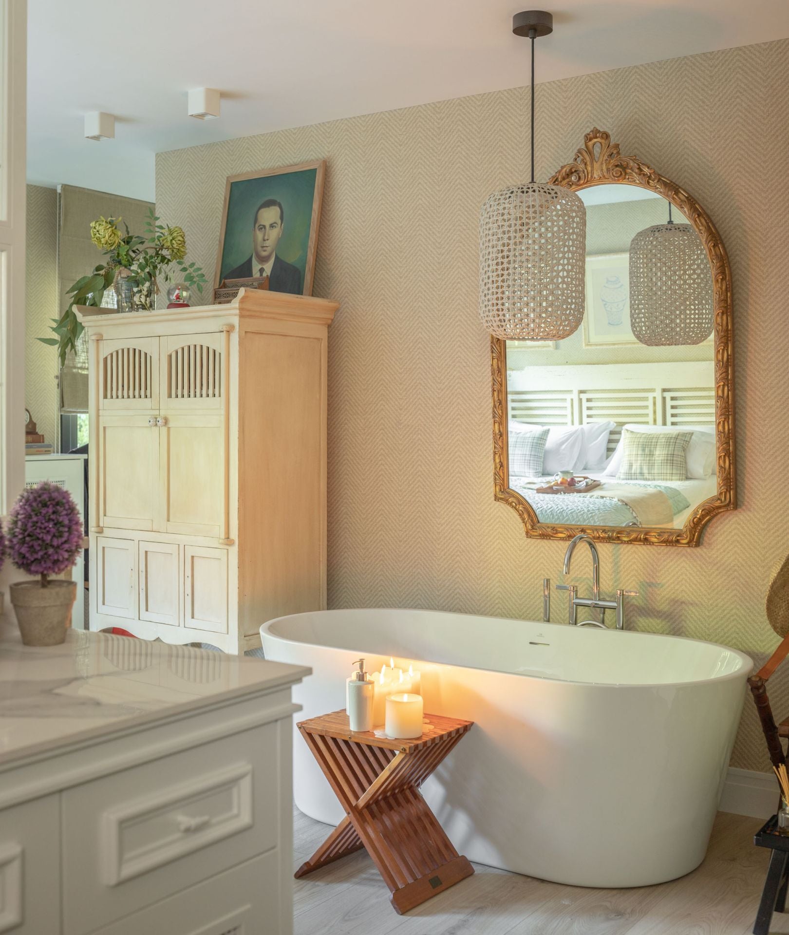Así es la nueva casa en Neguri de la interiorista Begoña Susaeta: una bañera junto a la cama, un jardín con sofás...