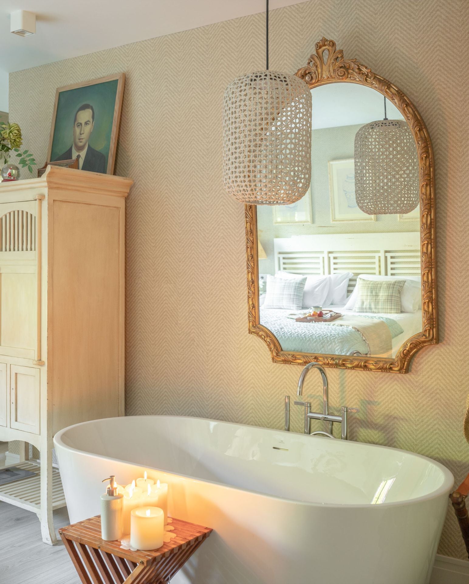Así es la nueva casa en Neguri de la interiorista Begoña Susaeta: una bañera junto a la cama, un jardín con sofás...