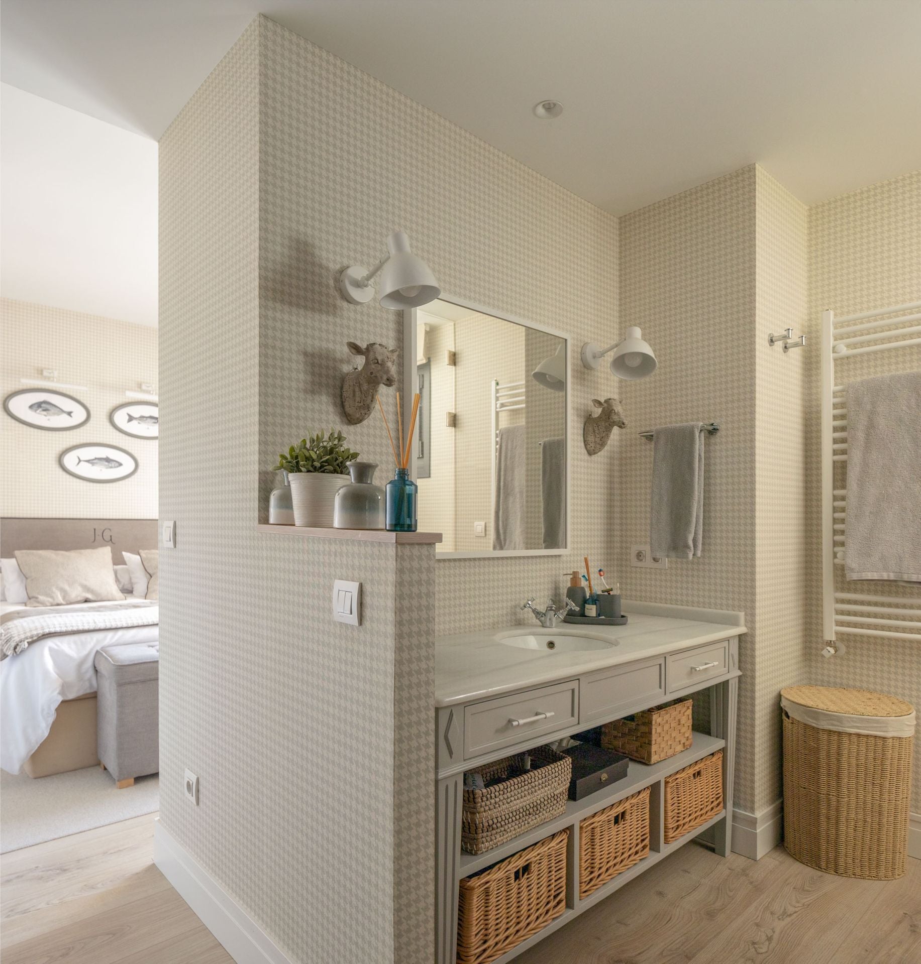 Así es la nueva casa en Neguri de la interiorista Begoña Susaeta: una bañera junto a la cama, un jardín con sofás...