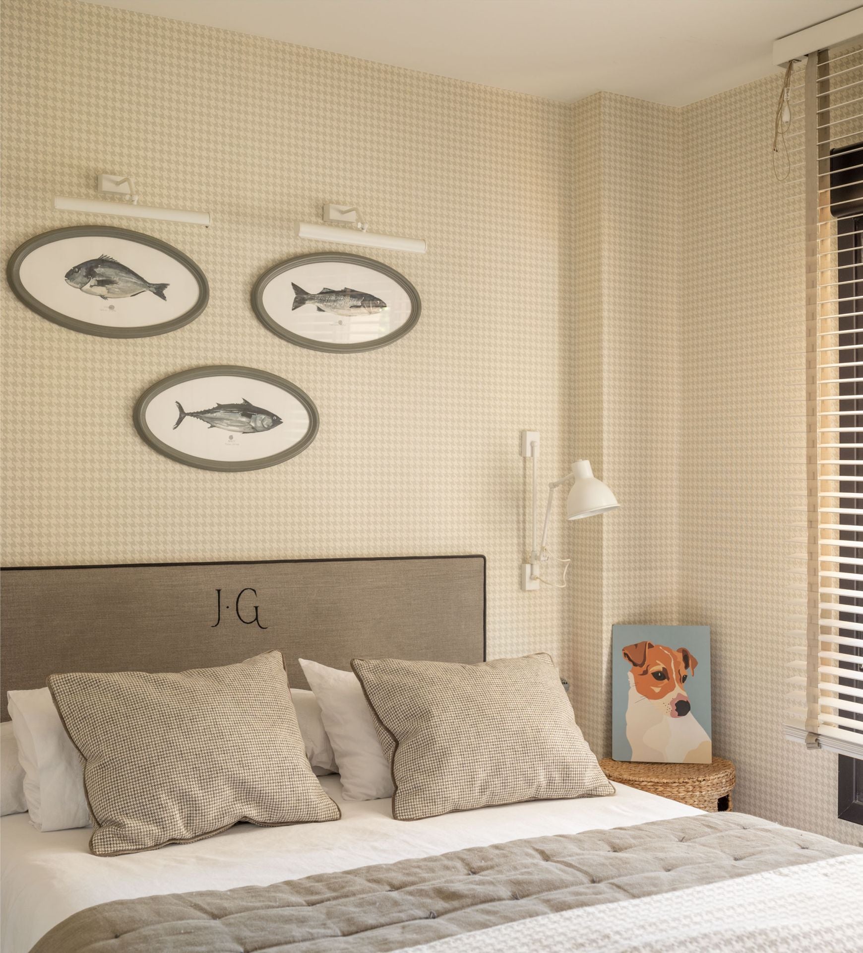 Así es la nueva casa en Neguri de la interiorista Begoña Susaeta: una bañera junto a la cama, un jardín con sofás...