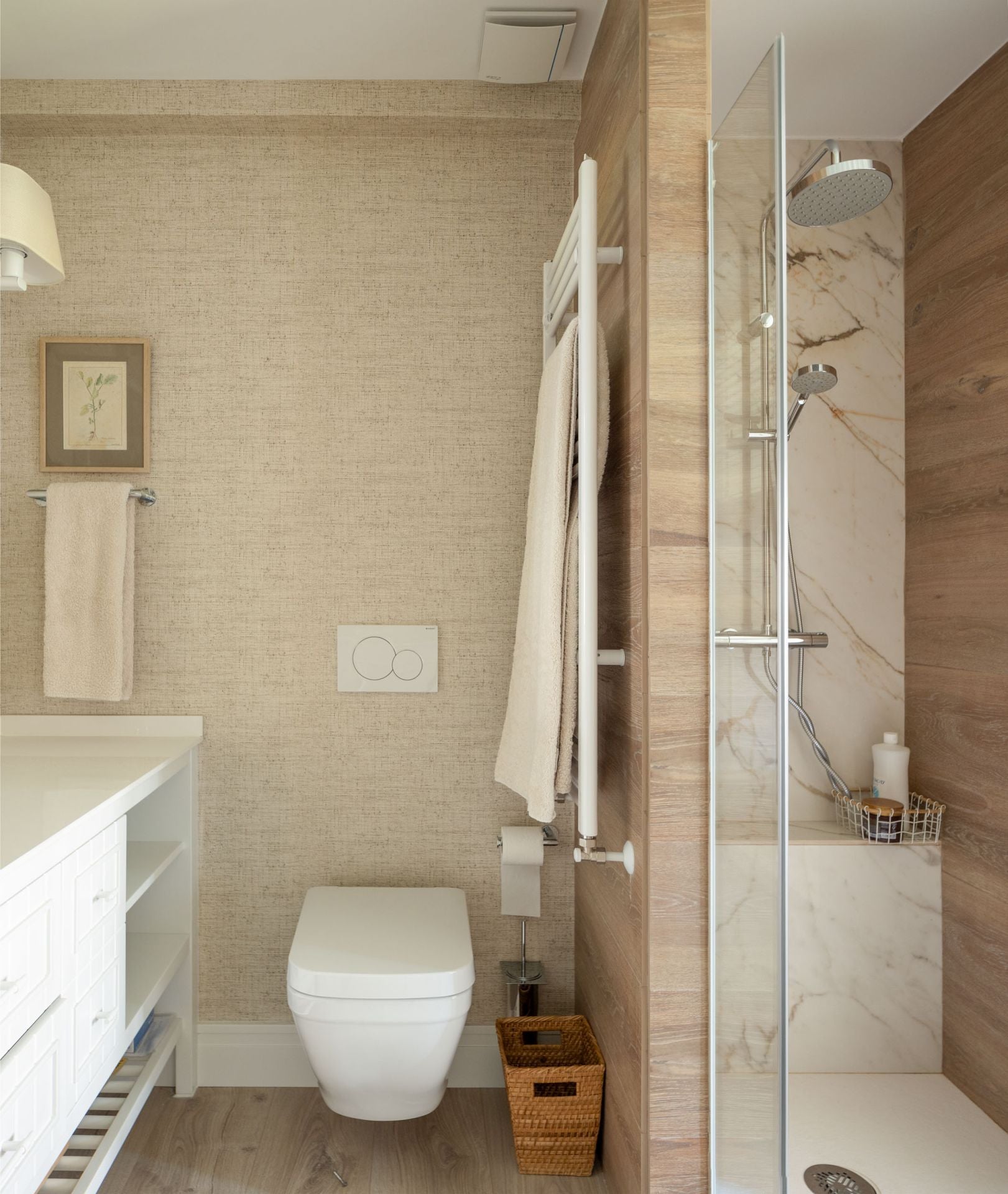 Así es la nueva casa en Neguri de la interiorista Begoña Susaeta: una bañera junto a la cama, un jardín con sofás...