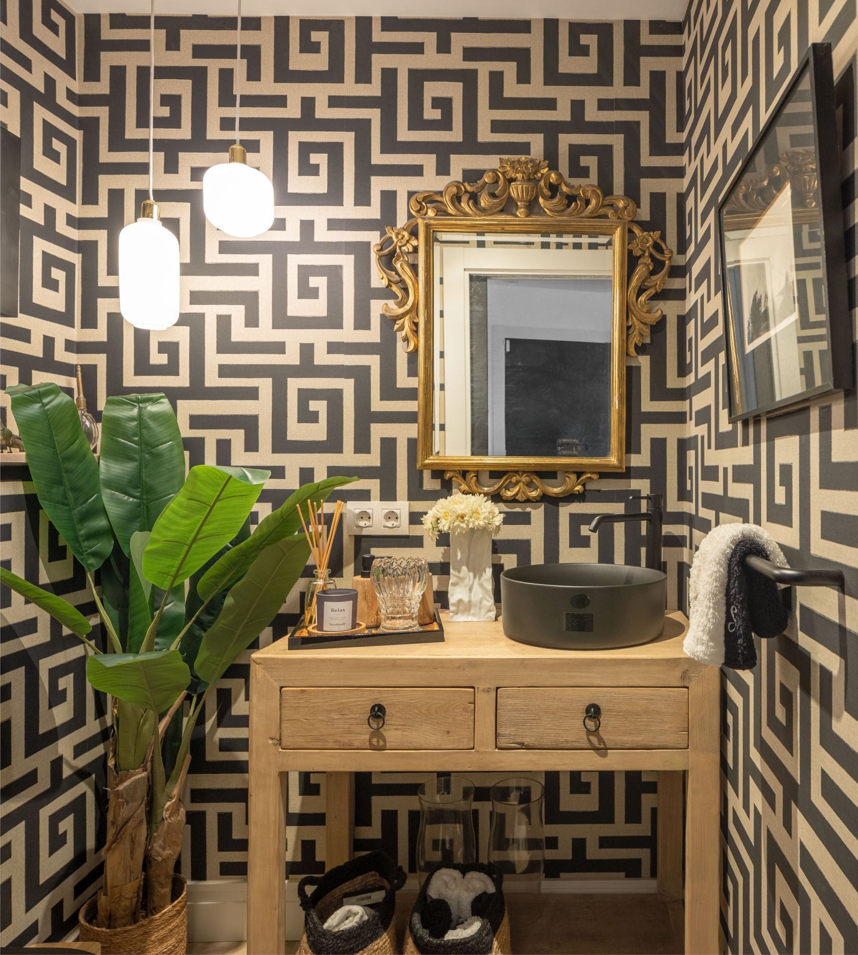 Así es la nueva casa en Neguri de la interiorista Begoña Susaeta: una bañera junto a la cama, un jardín con sofás...
