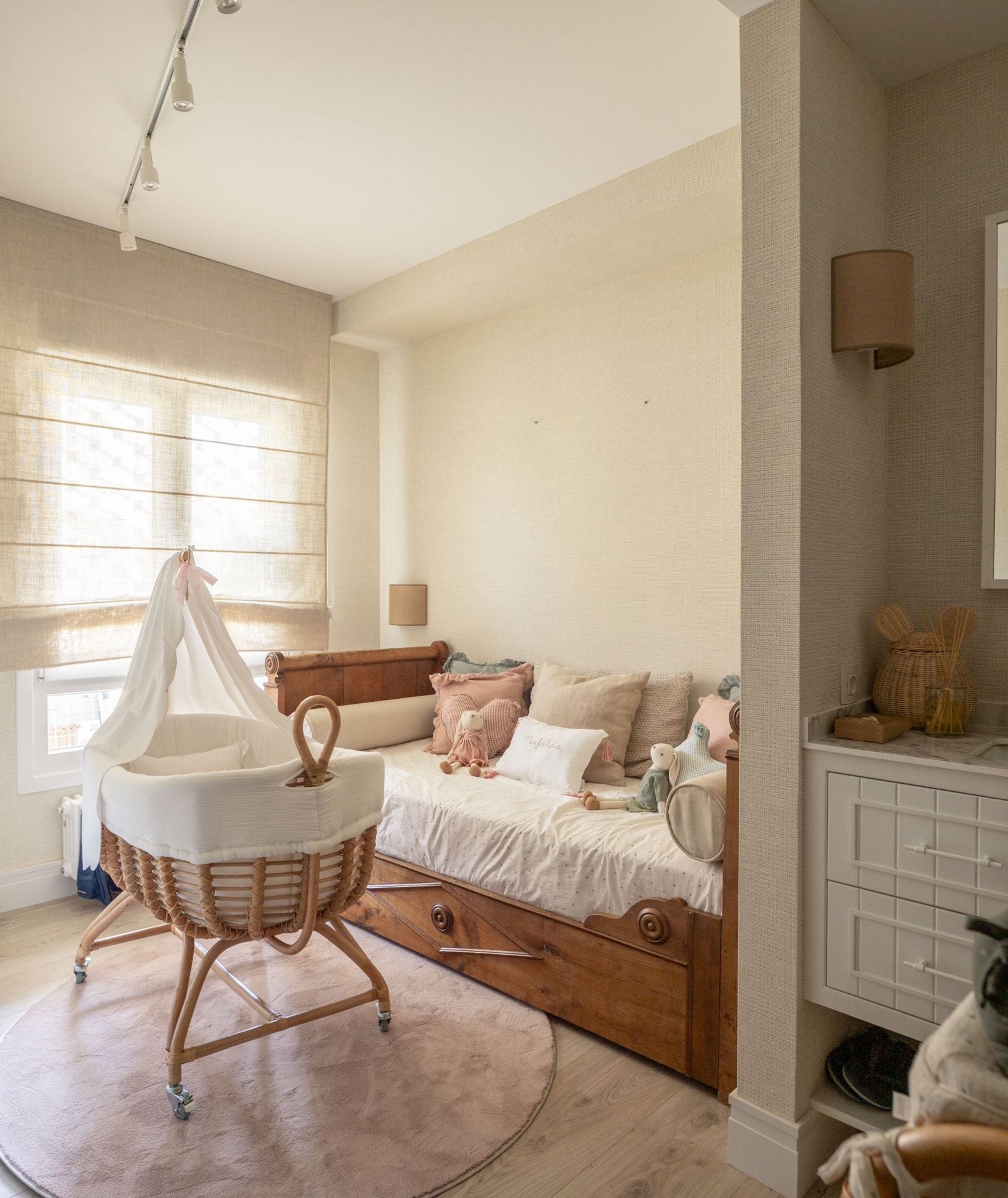 Así es la nueva casa en Neguri de la interiorista Begoña Susaeta: una bañera junto a la cama, un jardín con sofás...