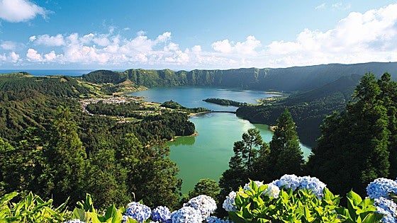 Vuelo directo Bilbao-Azores: la herencia verde del volcán