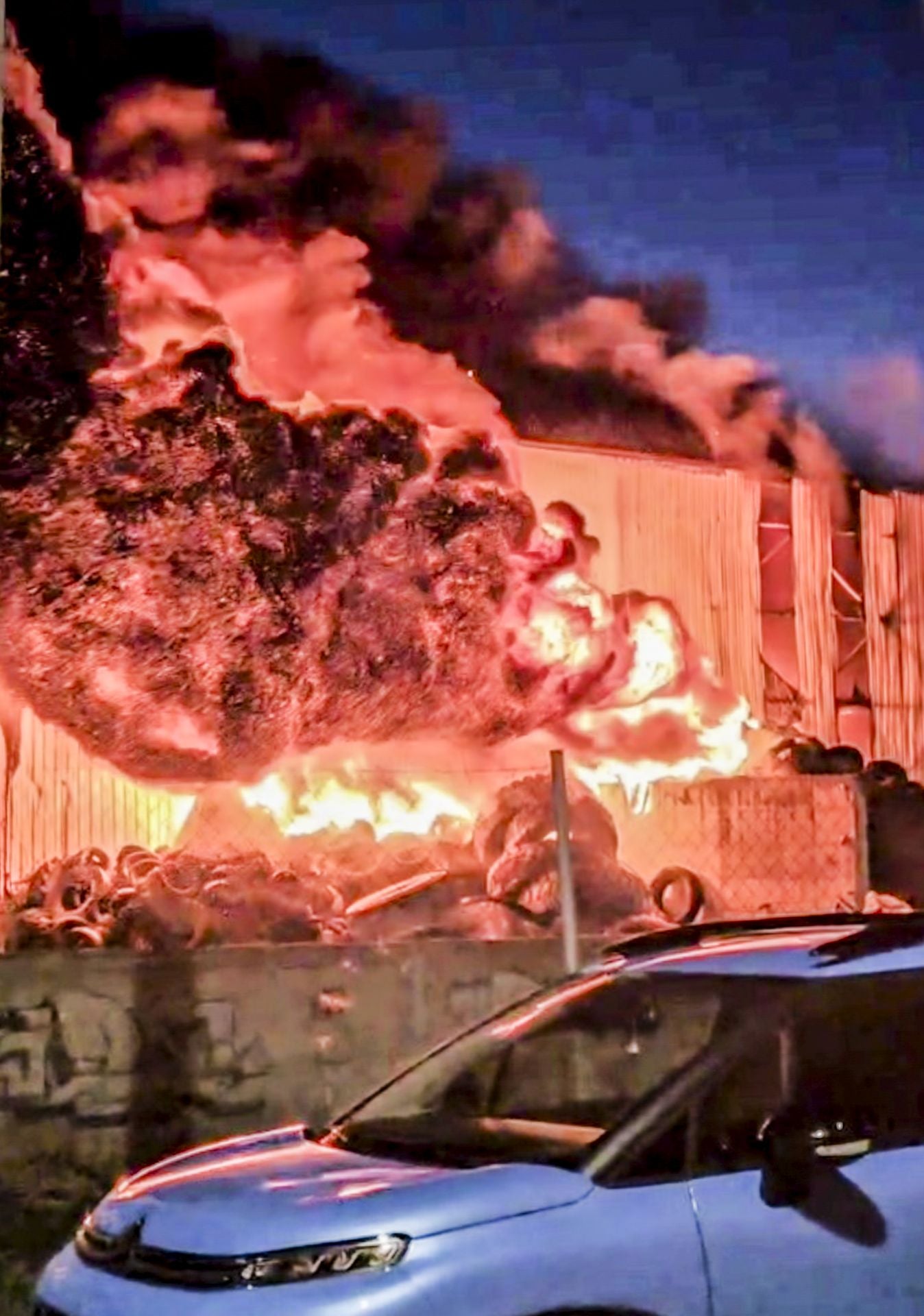 El incendio de una planta de reciclaje en Arriaga, en imágenes