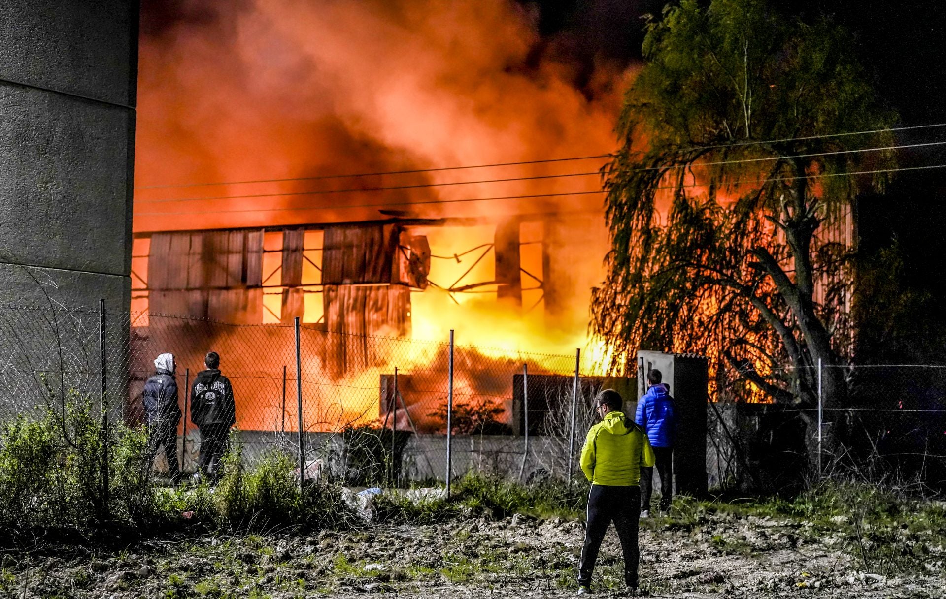 El incendio de una planta de reciclaje en Arriaga, en imágenes