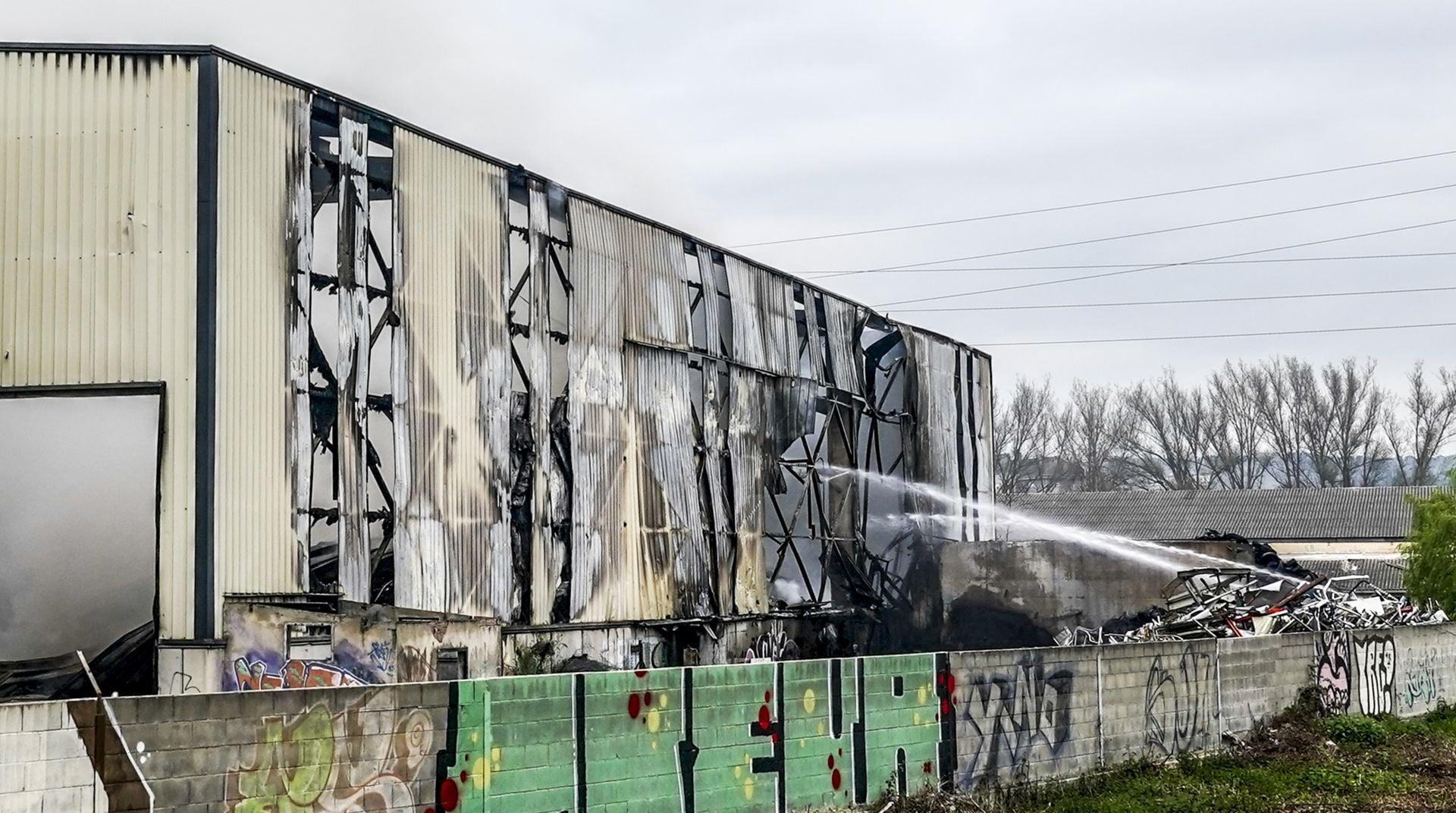 El incendio de una planta de reciclaje en Arriaga, en imágenes