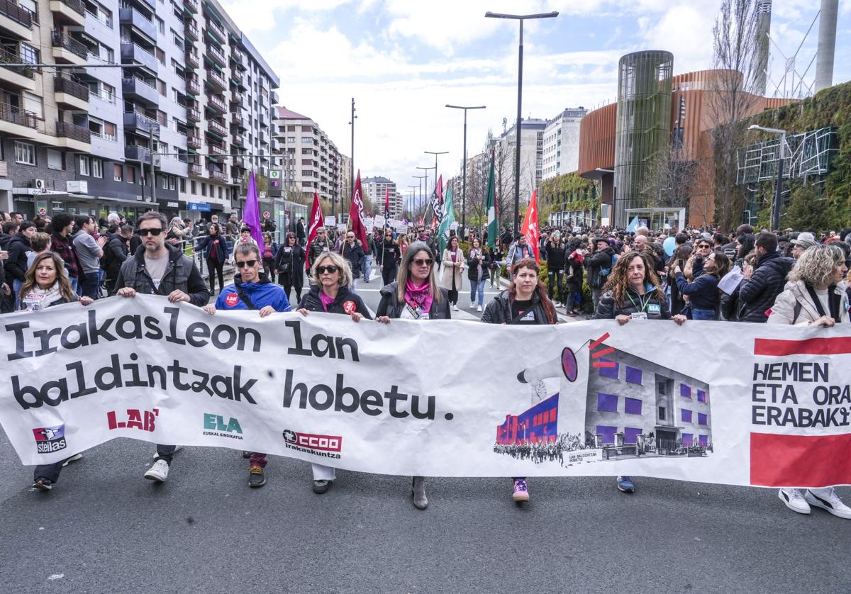 La marcha, a su paso por la Avenida Gasteiz.