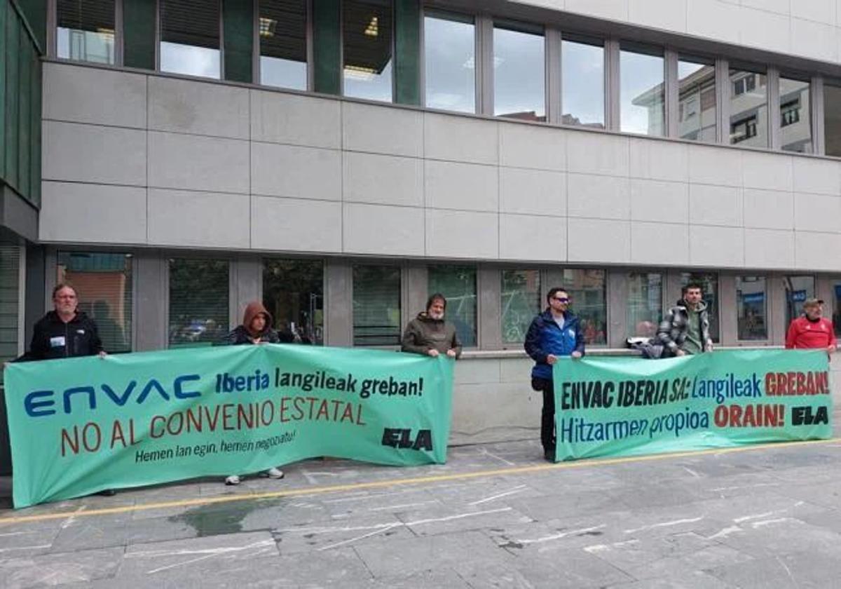 La huelga en la recogida neumática de basuras en Galdakao se prolonga un mes