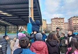 Los alumnos colocaron 60 probetas para mediciones en los patios de cuatro colegios y en puntos cercanos.