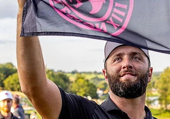 Rahm coloca una bandera de su equipo, Legión XIII.