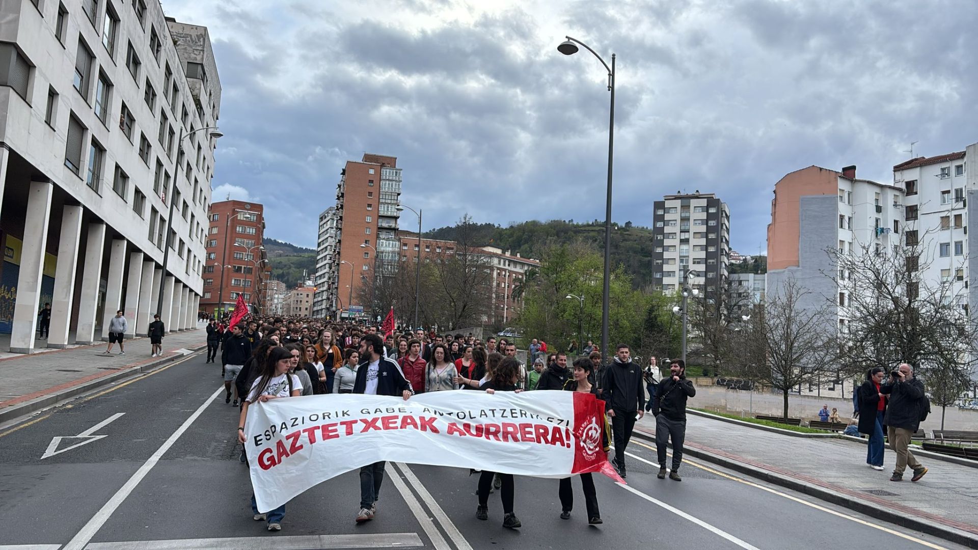 La manifestación contra el desalojo del gaztetxe de Rekalde, en imágenes