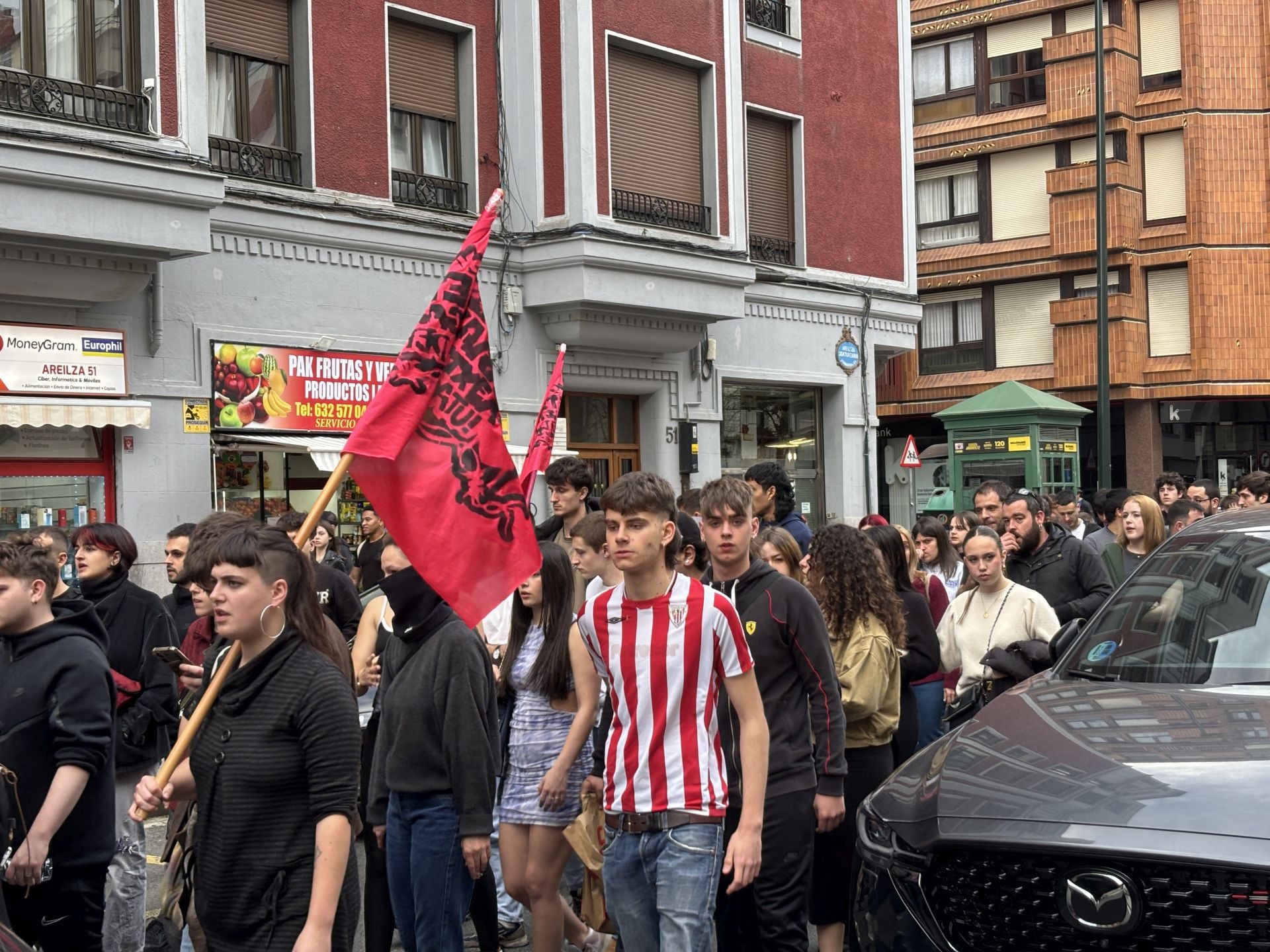 La manifestación contra el desalojo del gaztetxe de Rekalde, en imágenes