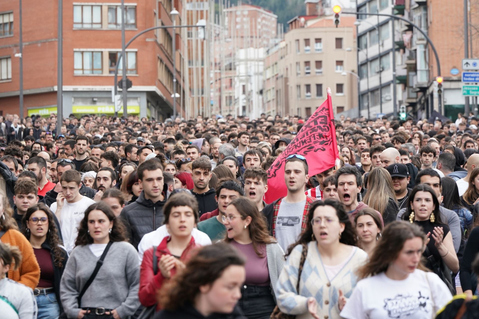 La manifestación contra el desalojo del gaztetxe de Rekalde, en imágenes