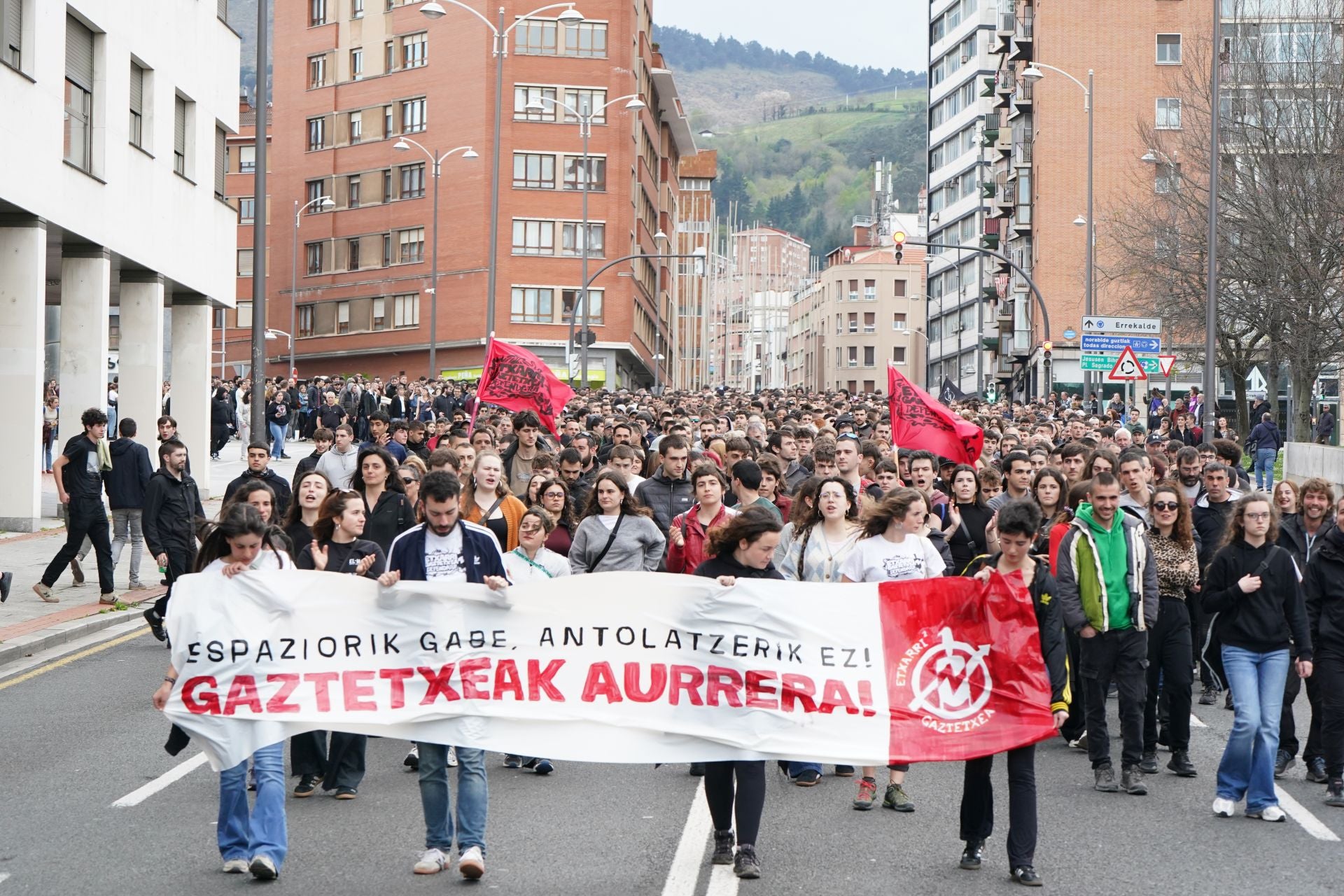 La manifestación contra el desalojo del gaztetxe de Rekalde, en imágenes