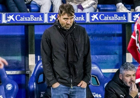 Coudet, cabizbajo durante la derrota ante el Rayo.