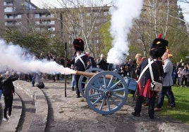 El disparo de cuatro salvas de artillería ha inaugurado este viernes la cita.