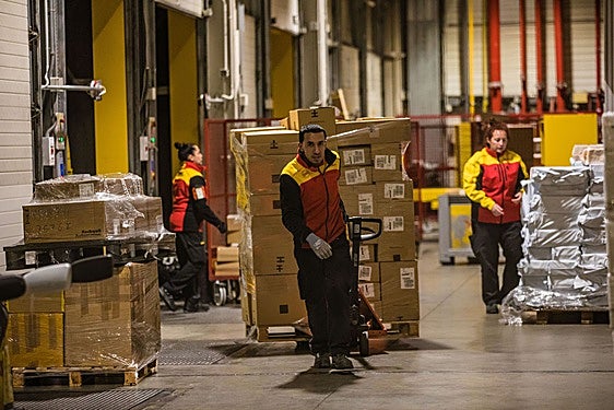 DHL busca a los primeros empleados que trabajarán en el nuevo hangar de Foronda