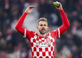 Stuani arenga a sus compañeros y la grada de Montilivi tras marcar en el reciente partido entre el Girona y el Valencia.